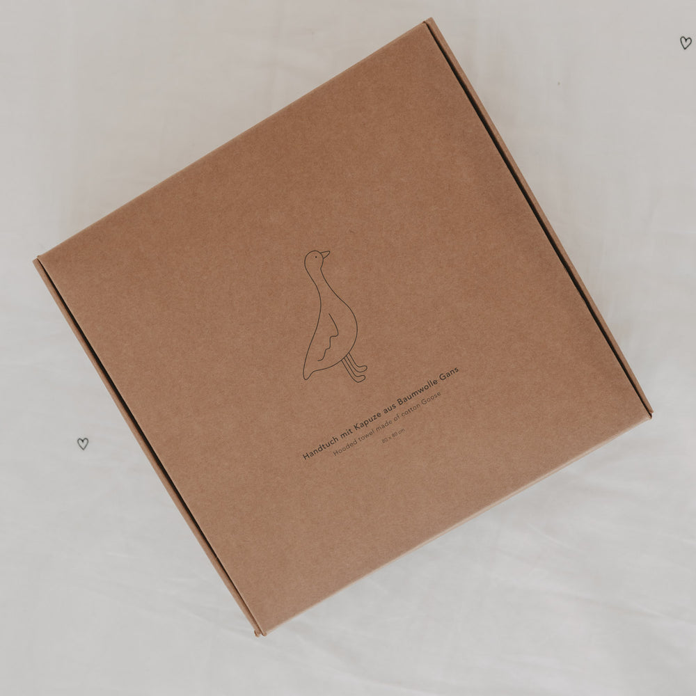 Geschenkbox Handtuch mit Kapuze Gans aus Baumwolle in schlichter Kraftpapierverpackung