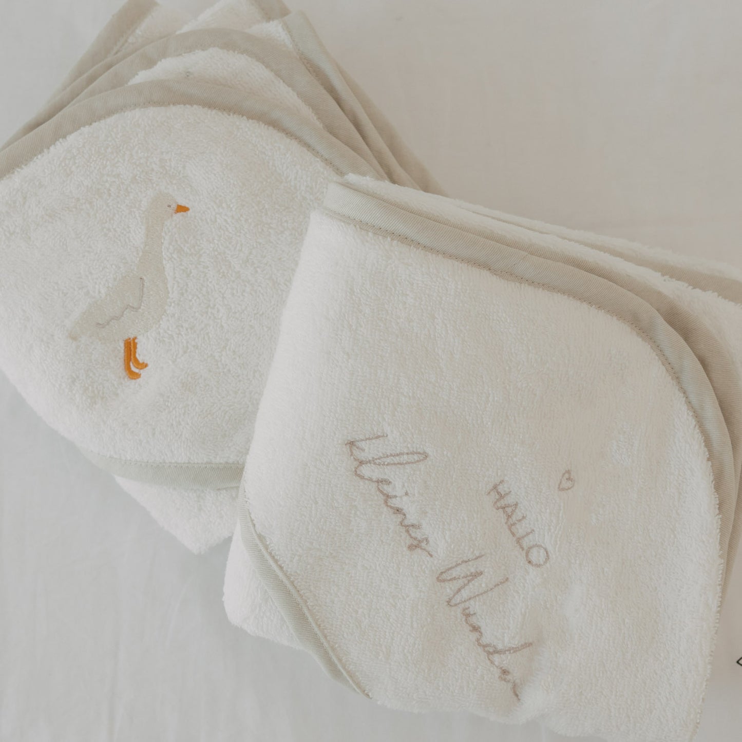 Baby Kapuzenhandtuch mit Gans Motiv und Schriftzug Kleines Wunder