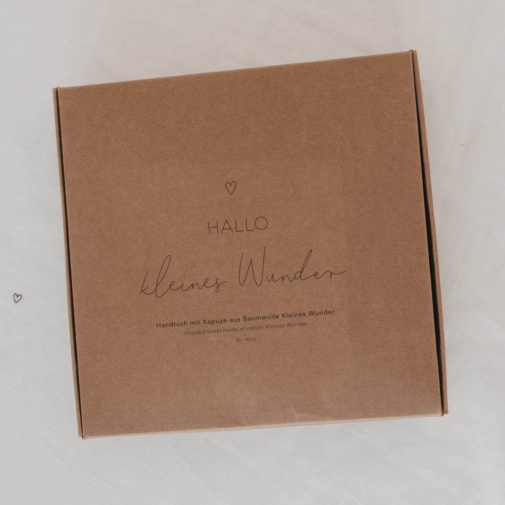 Geschenkbox Kapuzenhandtuch Hallo kleines Wunder aus Baumwolle in schlichter Kraftpapierverpackung