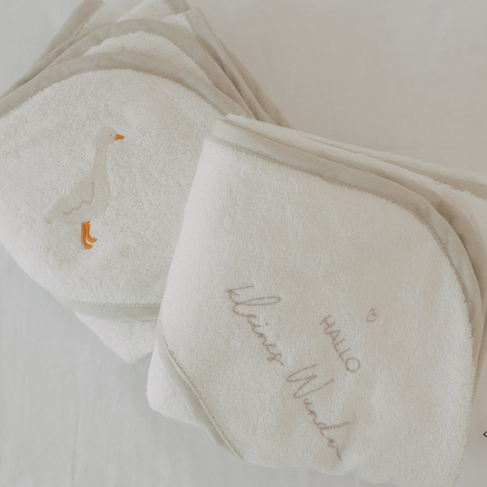 Baby Kapuzenhandtuch aus Baumwolle mit Gans Stickerei und Schriftzug Kleines Wunder