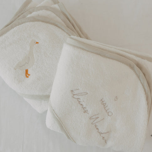 Baby Kapuzenhandtuch aus Baumwolle mit Gans Stickerei und Schriftzug Kleines Wunder
