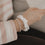 Detail Scrunchie mit Smiley-Muster am Handgelenk beim Lesen