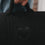 Detailaufnahme schwarze Hundedecke mit Herz-Applikation und weicher Struktur