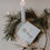 Streichhölzer „It's the Little Things“ mit goldener Schrift als stilvolle Weihnachtsdeko mit Tannenzweig und Kerze.