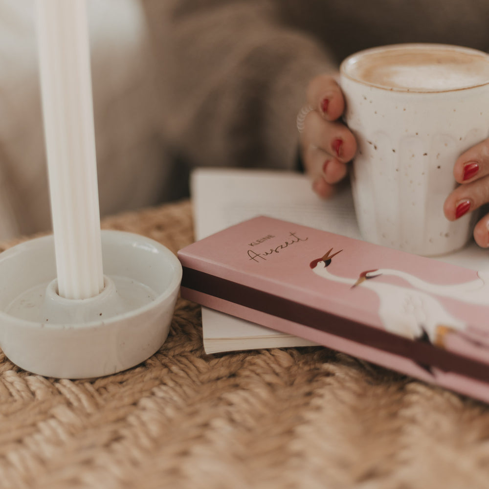 Streichholzschachtel „Kleine Auszeit“ als stilvolles Wohnaccessoire neben Kerze und Kaffee