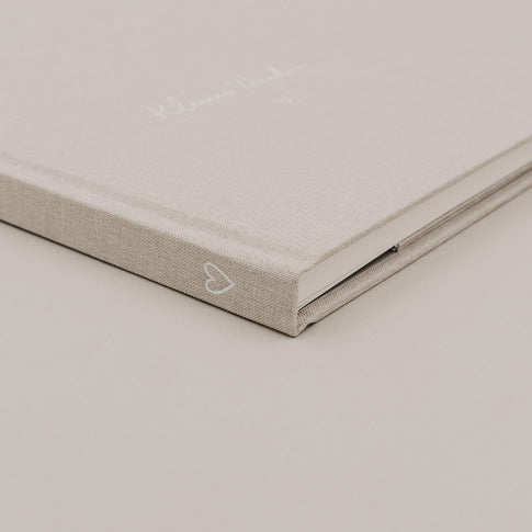 Detailansicht des beige gebundenen Schwangerschaftstagebuchs „Kleines Wunder“.