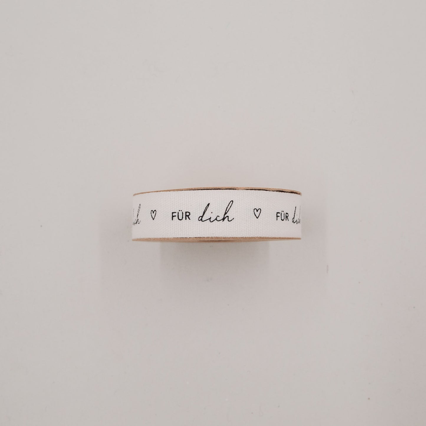 Geschenkband „Für dich“ auf Rolle, klare Sicht auf das Design mit Herzen und eleganter Schrift.
