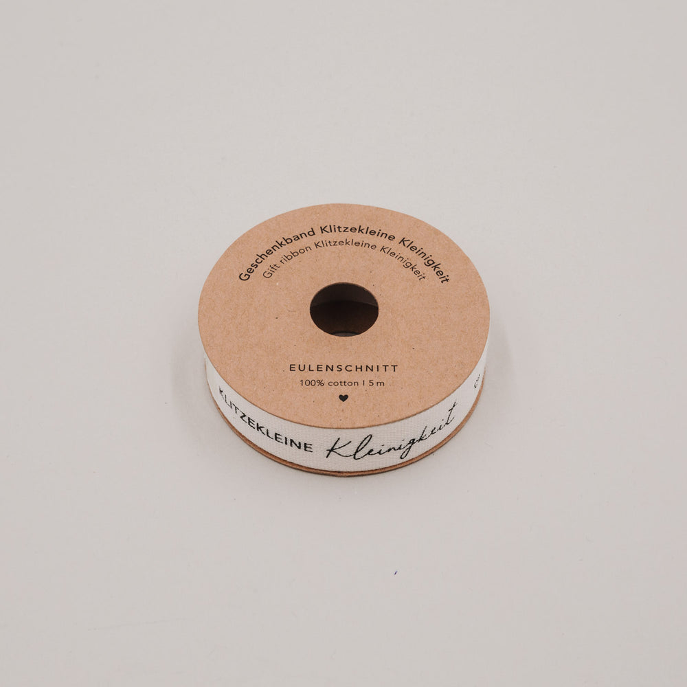 Geschenkband „Klitzekleine Kleinigkeit“ auf Rolle aus brauner Pappe, Schriftzug gut sichtbar