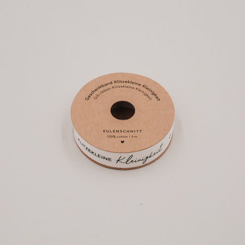 Geschenkband „Klitzekleine Kleinigkeit“ auf Rolle aus brauner Pappe, Schriftzug gut sichtbar