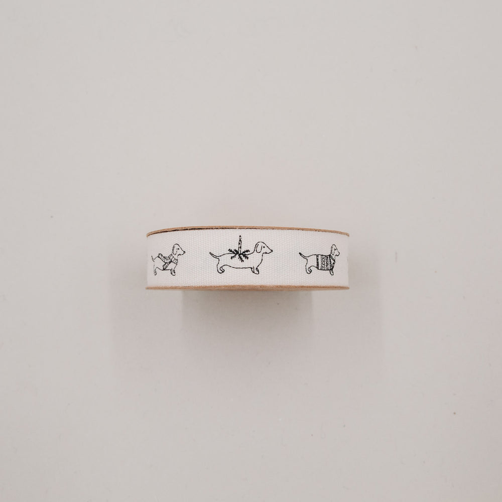 Detailansicht Baumwollband mit Dackeln in Pullover, Schal und Geschenkpaket auf weißem Hintergrund