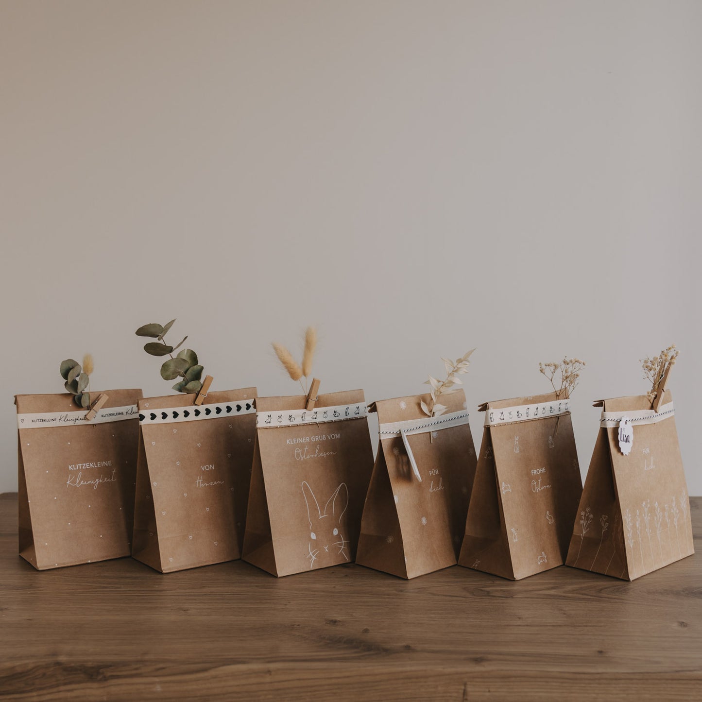 Papiertüten Ostern 6er Set aus Kraftpapier mit liebevollen Osterprints und Trockenblumen dekoriert