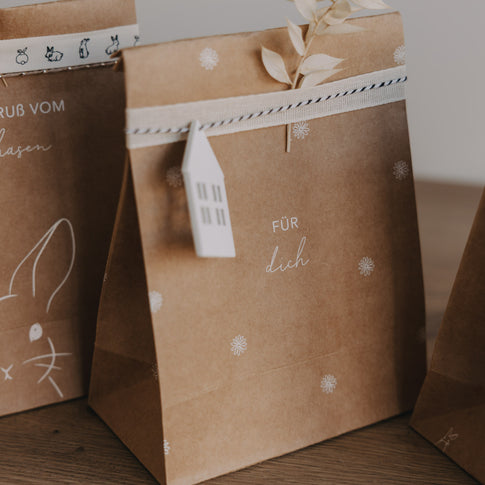 Oster Papiertüte aus Kraftpapier mit Aufdruck „Für dich“, Stoffband und dekorativem Trockenblatt