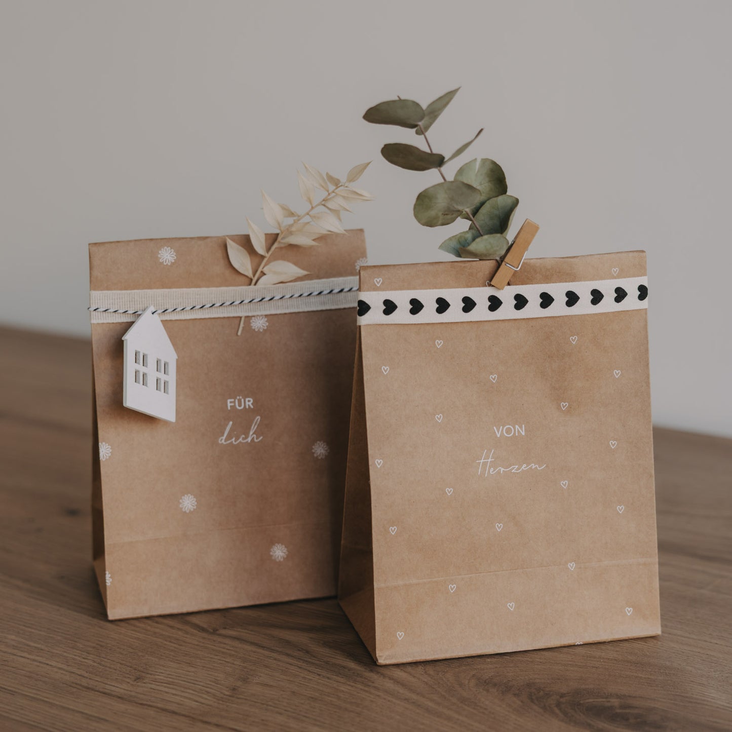 Oster Geschenktüten aus Papier mit Herzmuster und Schriftzug „Von Herzen“ und „Für dich“