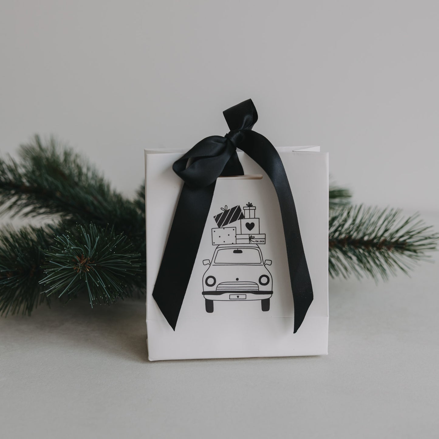 Kleine Geschenktüte mit Auto und Geschenken Motiv, schwarze Schleife