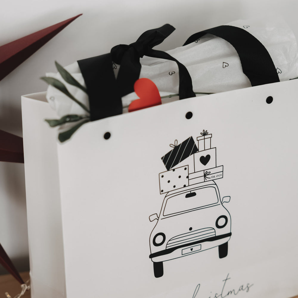 Geschenktüte Weihnachten mit Auto und Geschenken Detailaufnahme