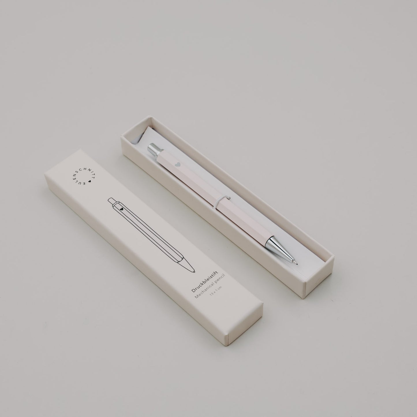 Druckbleistift Creme in geöffneter Verpackung, stilvoll präsentiert.