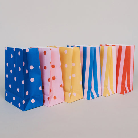 Papier-Geschenktüten in unterschiedlichen Designs, seitliche Ansicht mit stabiler Bodenfalte