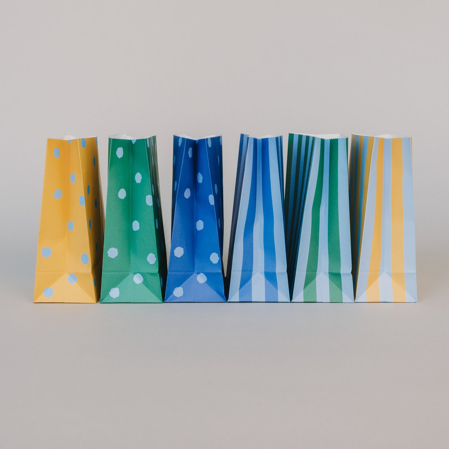 Sechs bunte Papiertüten mit Punkten und Streifen, Geschenkbeutel-Set in Blau, Grün und Gelb