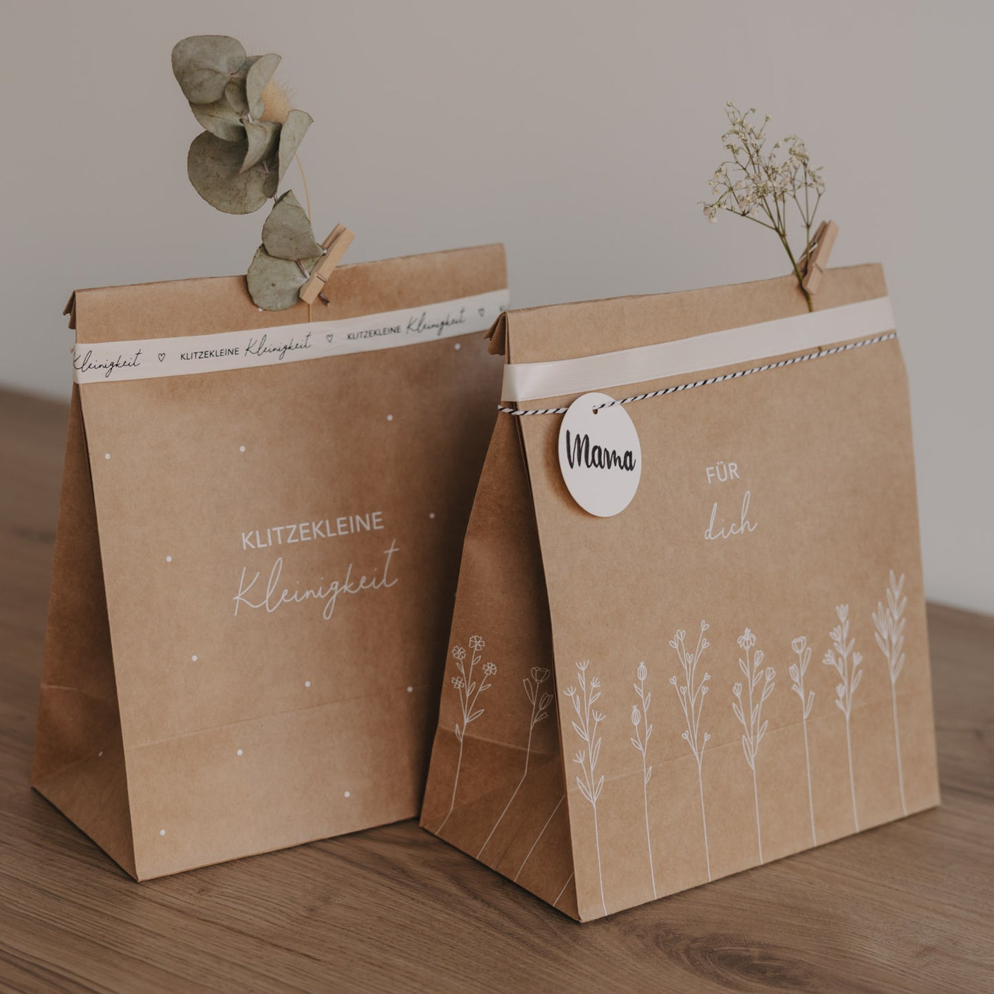 Oster-Geschenktüten aus Papier mit Schriftzügen wie „Kleinigkeiten“ und „Für dich“, liebevoll dekoriert
