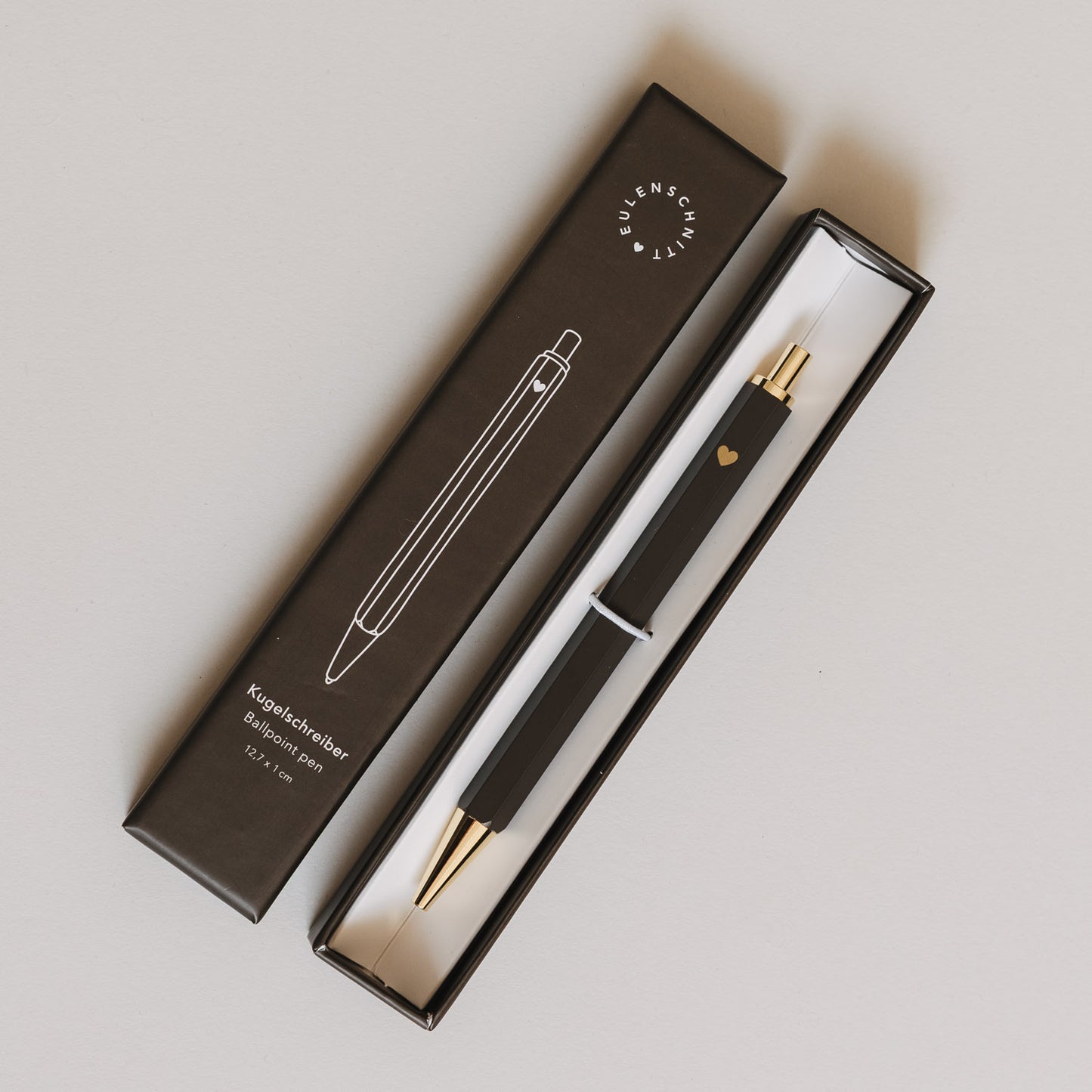 Brauner Kugelschreiber in geöffneter Verpackung, minimalistisches Design von Eulenschnitt