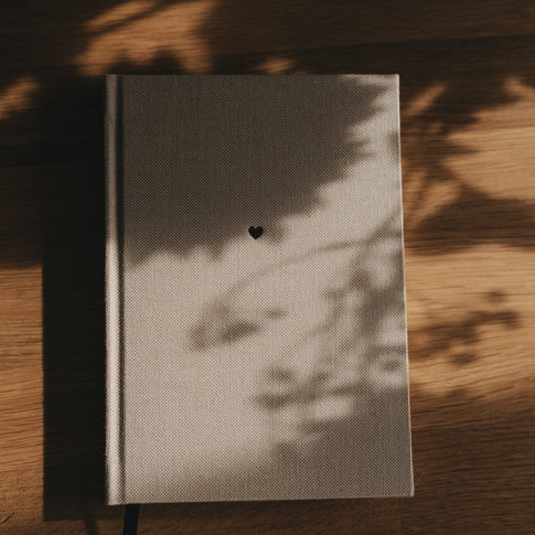 A5 Notizbuch mit beigem Leineneinband, schwarzem Herz und schwarzem Leseband