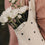 Detailansicht der Baumwolltasche mit schwarzem Herzmuster und weißen Blumen