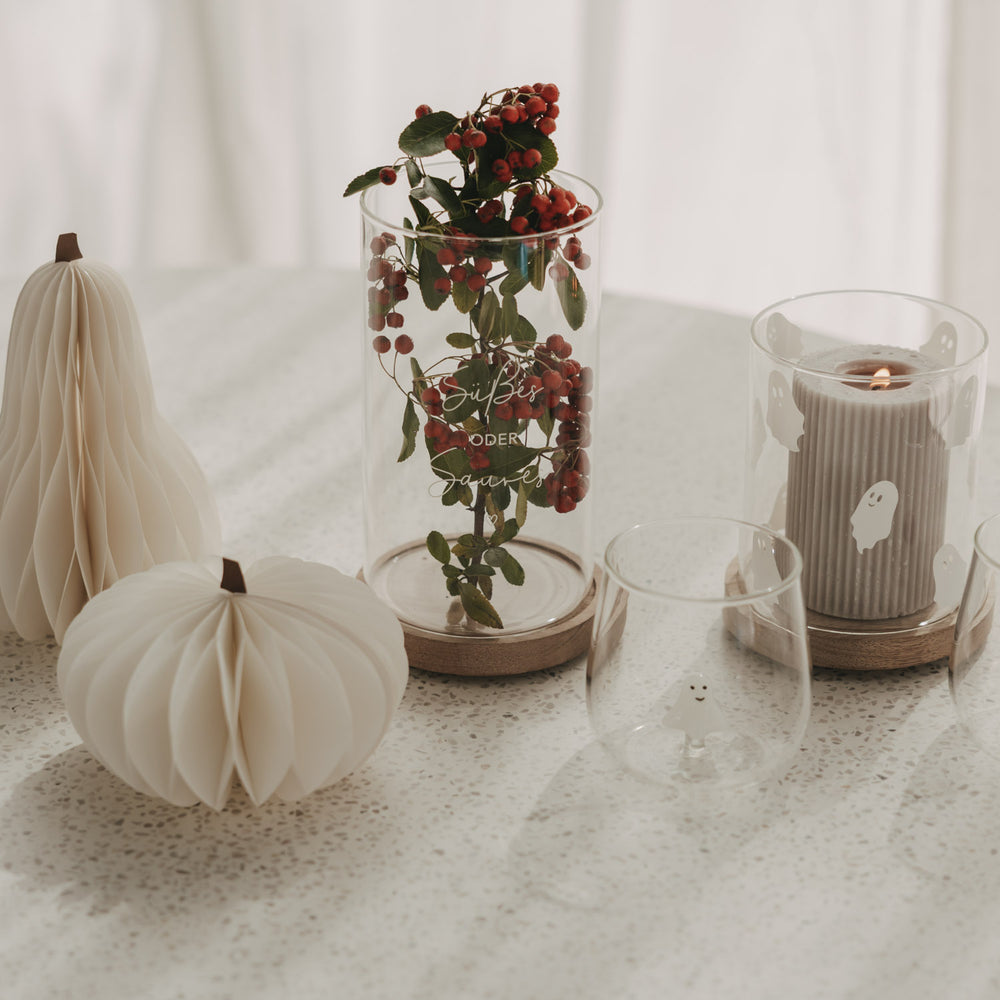 Vorratsglas „Süßes oder Saures“ mit roten Beeren als dekorative Herbst- und Halloween-Deko