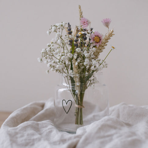Vase en verre avec un coeur